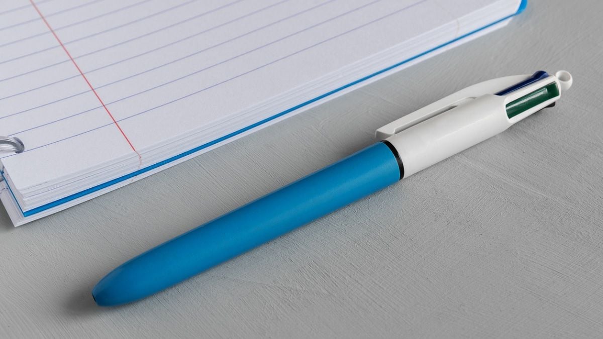 On sait enfin à quoi sert la petite boule au sommet des stylos 4 couleurs Bic 