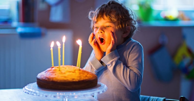Une mère de famille souhaite changer la date d'anniversaire de son fils pour une drôle de raison 