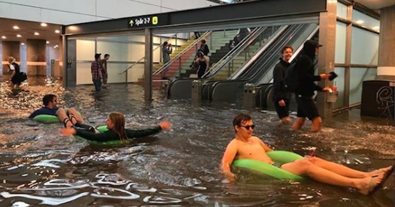 	Inondée par des fortes pluies, cette gare suédoise s'est transformée en piscine et les gens s'en sont donnés à coeur joie