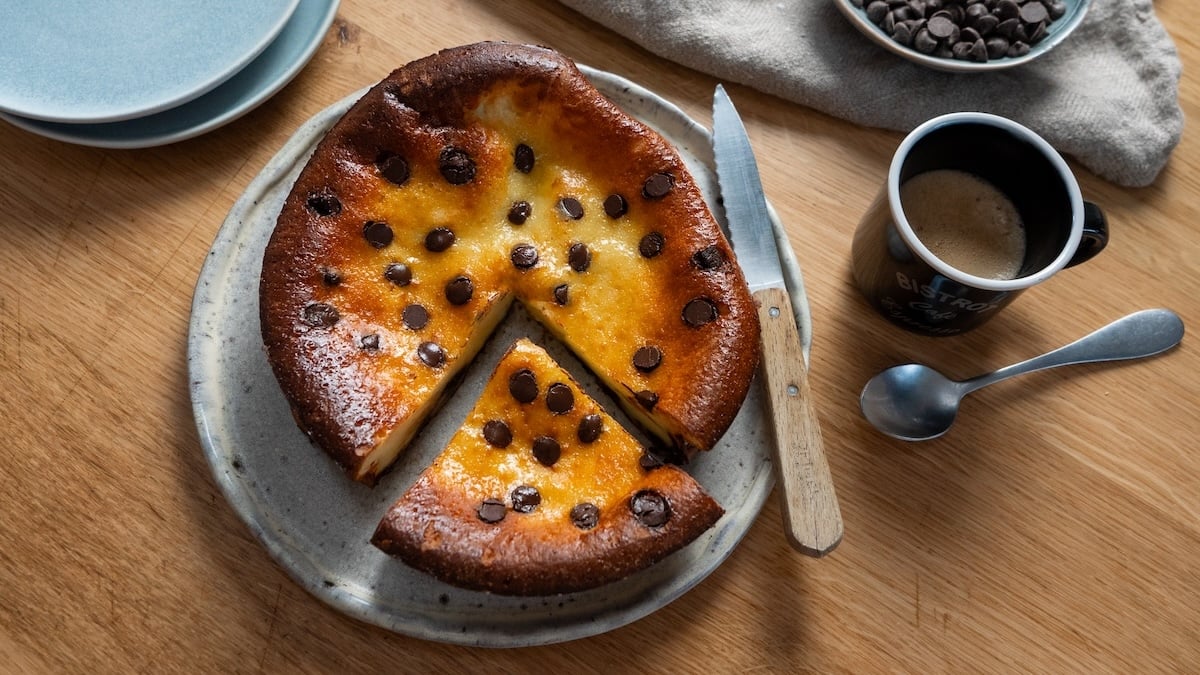 C'est LA recette la plus simple du monde : le gâteau express au yaourt et aux pépites de chocolat !