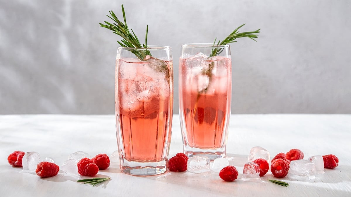 Framboise, bulles et romarin : le cocktail maison qui impressionne sans effort