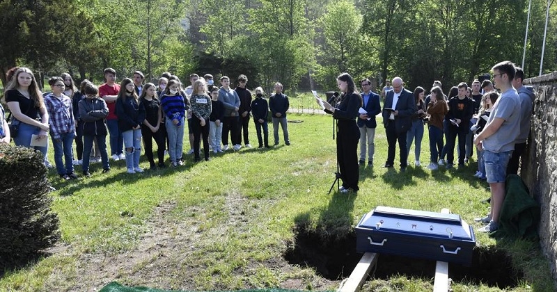 Il rendent hommage à une inconnue dont le squelette a servi pour les cours de biologie du lycée durant 70 ans