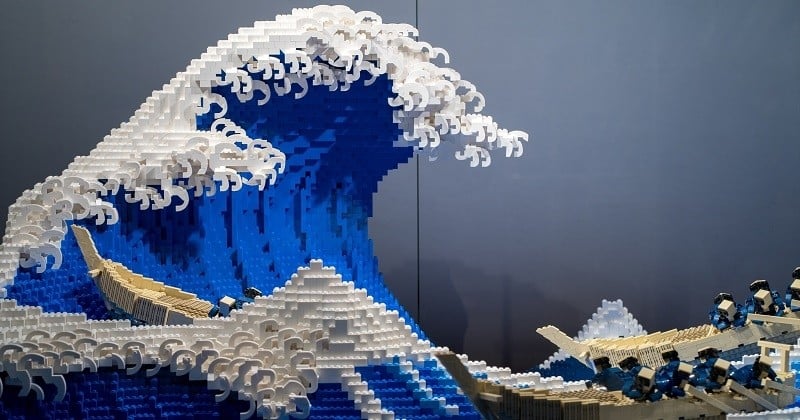 La Grande Vague du peintre Hokusai reproduite à la perfection avec 50 000 LEGO