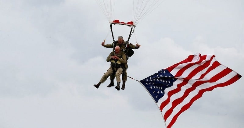 75 ans après le Débarquement en Normandie, ce vétéran américain refait un saut en parachute