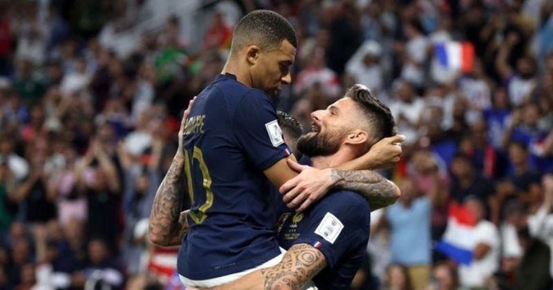 Cette photo de Giroud et Mbappé, qui se regardent tendrement, enflamme les réseaux sociaux