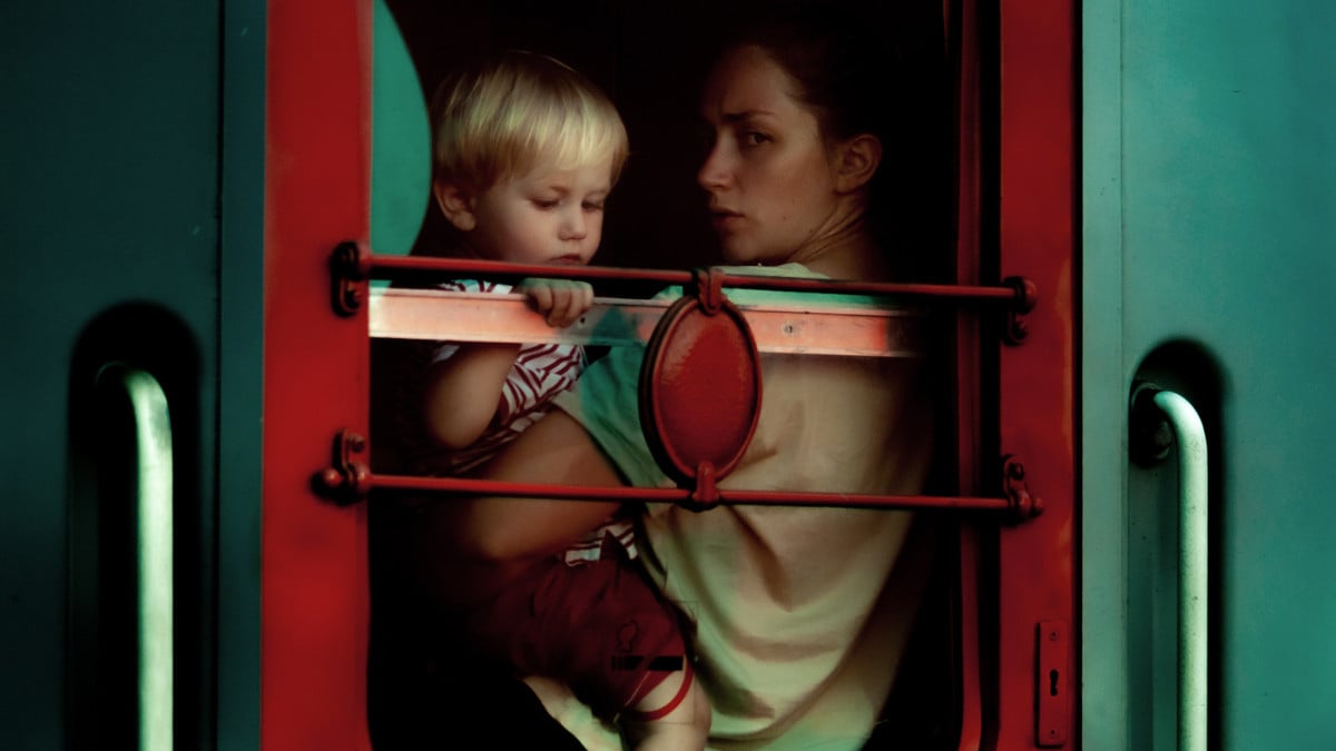 Son fils renverse du soda dans le TGV, elle le frappe violemment sous le regard horrifié des passagers