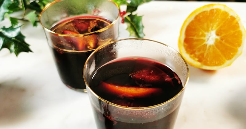 Vin Chaud À L'orange, Épices Et Passoire En Casserole Vintage En