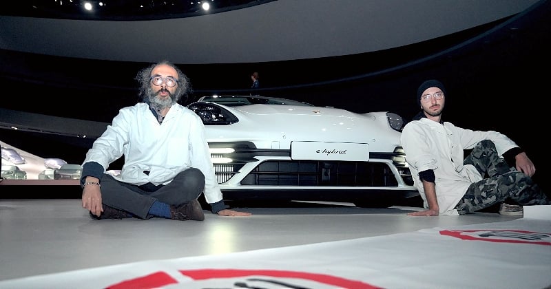 Des activistes se collent au sol d'un showroom Porsche, les organisateurs s'en vont en les laissant sans lumière ni chauffage