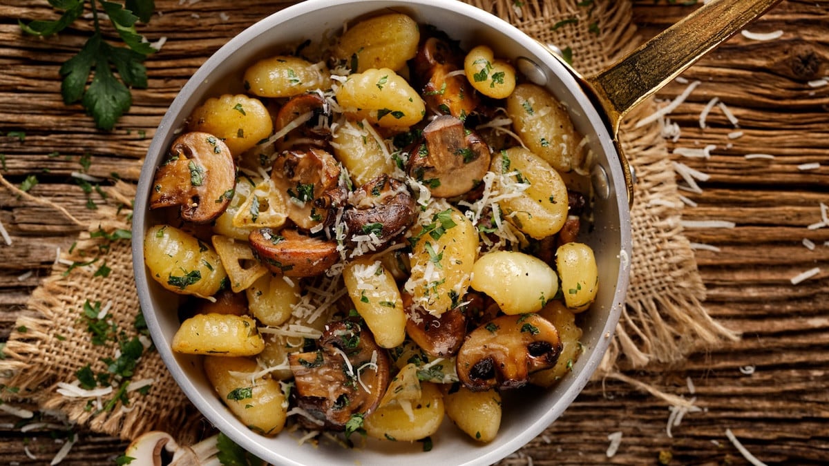 Ces gnocchis croustillants sont parfaits pour changer des pâtes ! La recette simple et rapide pour 4 personnes
