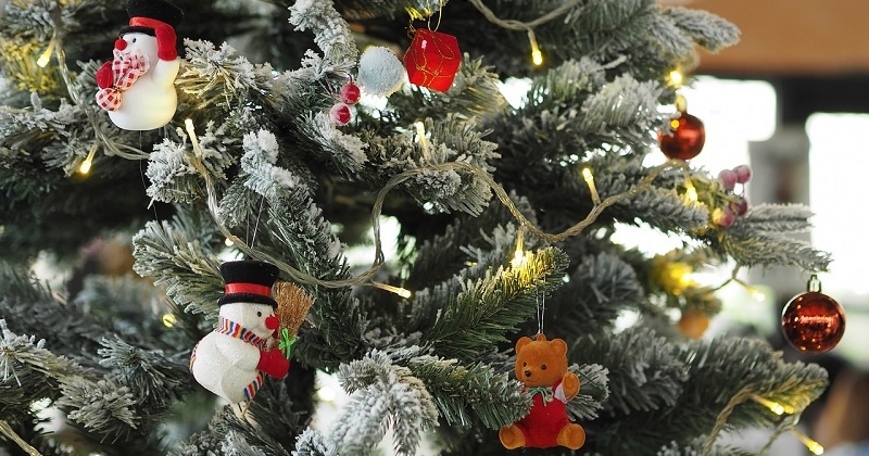 Une maman très économe a trouvé la bonne astuce pour décorer son sapin de Noël pour 5 euros
