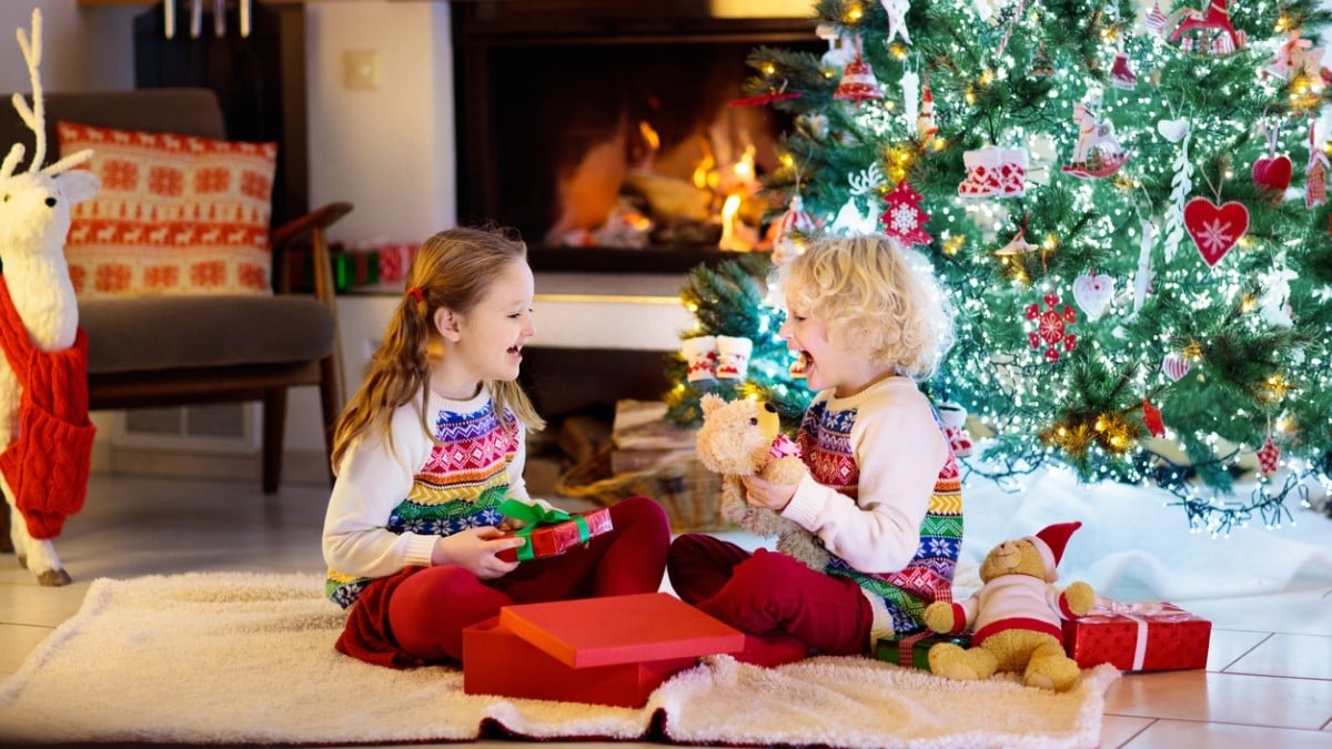 Un couple trouve des lettres adressées au Père Noël, achète tous les cadeaux et retrouve les enfants pour leur offrir