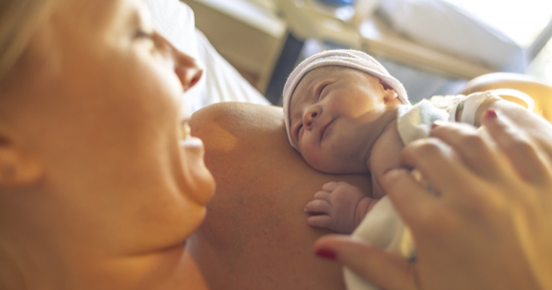 À 75 ans, elle donne naissance à une petite fille et bat un record mondial