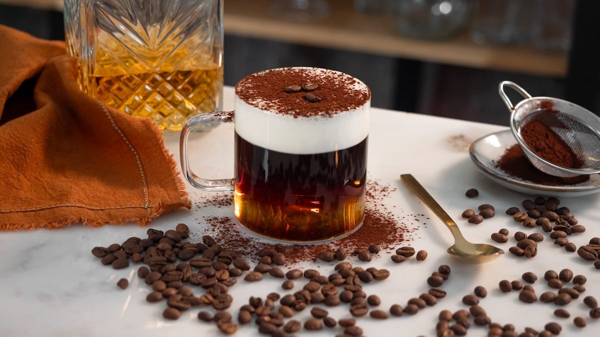 Voici la recette simple pour savourer un délicieux Irish Coffee, une boisson chaude au café très réconfortante !