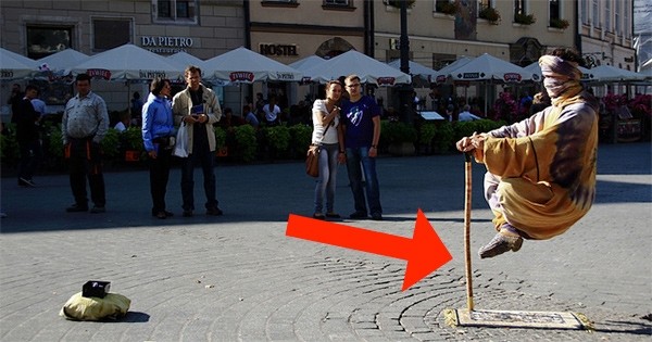 Stop aux pièges à touristes des tours de magie ! On vous explique en détails 4 arnaques connues, comme le jeu de cartes, celui des trois gobelets, etc.