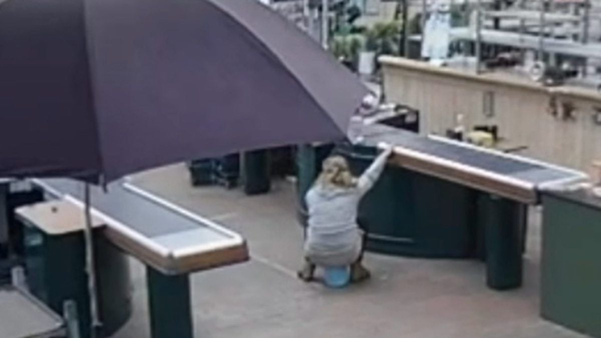 Le magasin lui refuse l'accès aux WC... elle urine sur le sol et éclabousse les vendeurs pour se venger