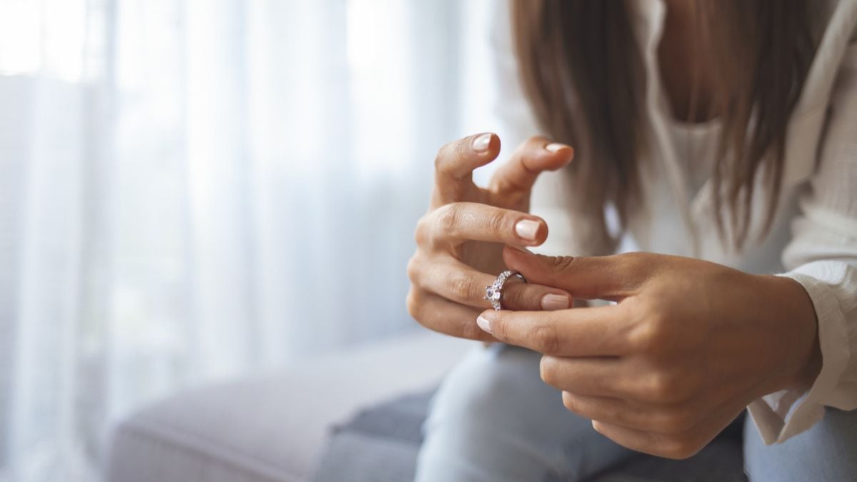 Elle découvre que son futur époux la trompe deux semaines avant le mariage, grâce à un détail accablant