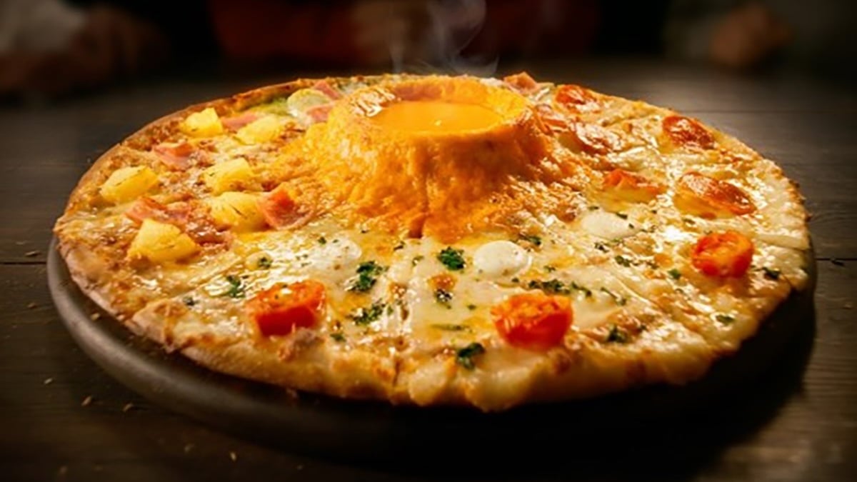 Domino's présente sa nouvelle pizza en forme de volcan (avec plein de fromage fondu en guise de lave)