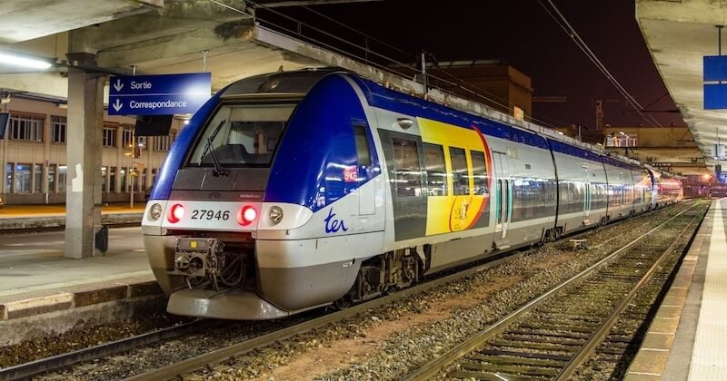 Pour la deuxième fois, elle perd les eaux dans le même TER et devant le même... contrôleur, à deux ans d'intervalle