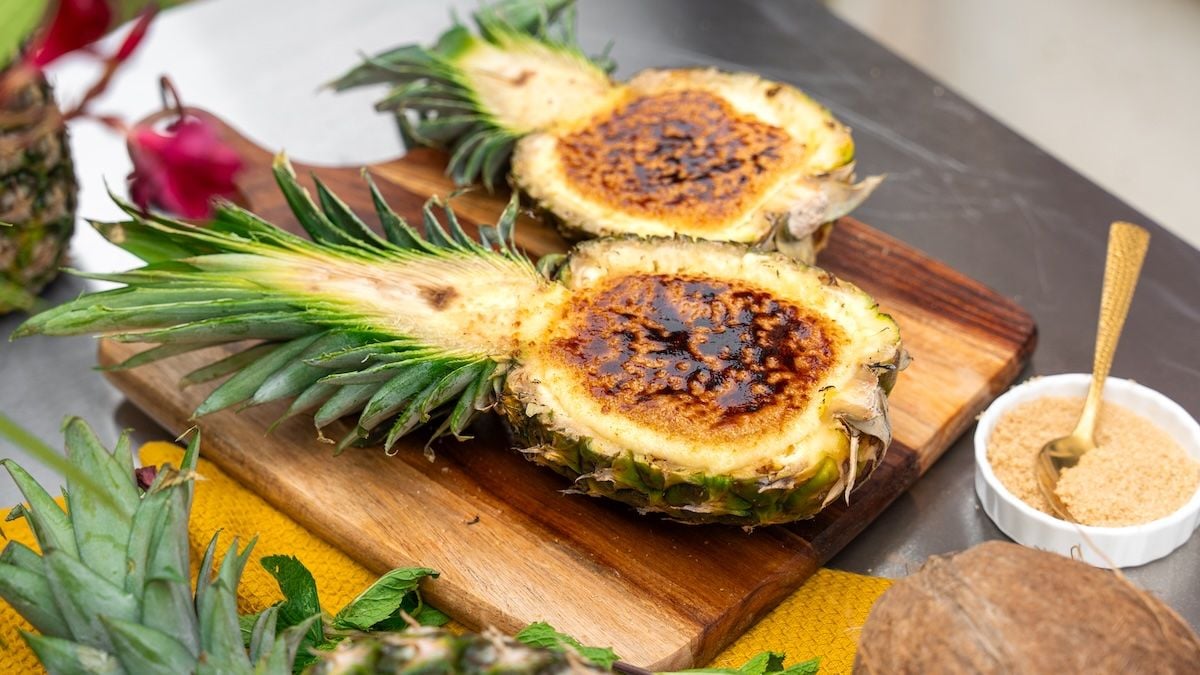 Une piña colada façon crème brûlée dans un ananas ? Ce dessert est juste merveilleux !