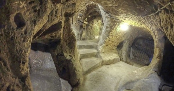 En 1963, voulant modifier sa maison, un Turc découvre une exceptionnelle cité souterraine qui laisse encore les historiens perplexes