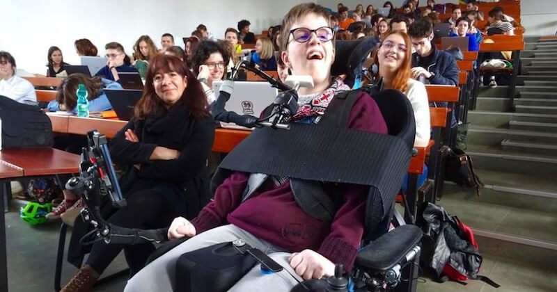 Chloé, handicapée et étudiante à Sciences-po, lance une cagnotte pour continuer ses études car on lui a retiré son AVS