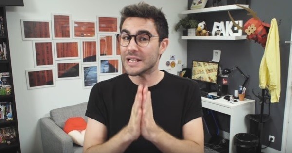 Cyprien se moque des publicités diffusées en ce moment à la télé, en les imaginant dans la vraie vie... Et c'est très drôle !