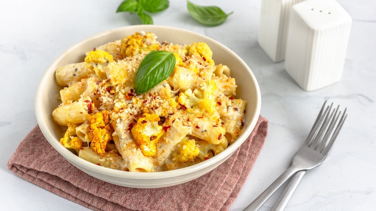 La recette végétarienne qui change vraiment des pâtes classiques et qui va réconcilier tout le monde avec le chou-fleur