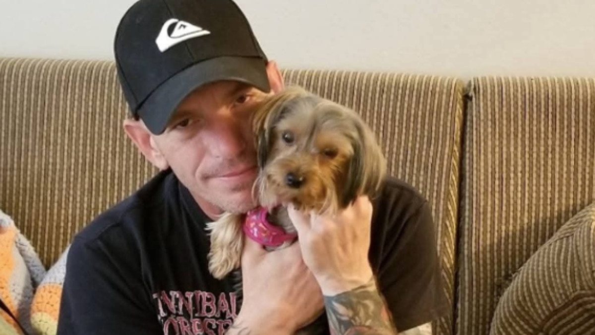 Il se fait doubler par un homme dans la queue des toilettes et lui fait une remarque, ce dernier... l'abat d'une balle dans la tête