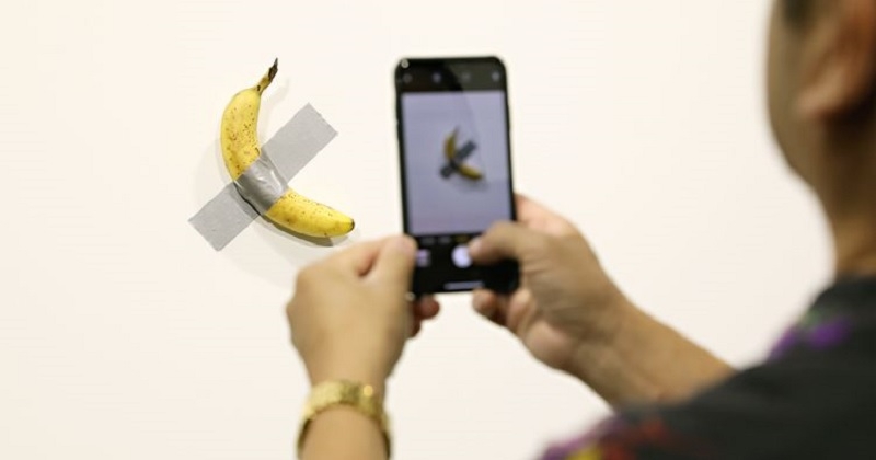 Un étudiant mange une oeuvre d'art, une banane scotchée à un mur, vendue pour 120 000 dollars