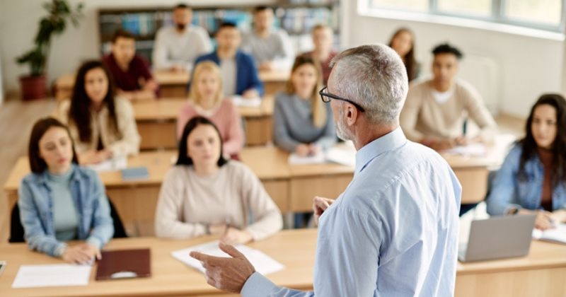 Un professeur licencié pour avoir demandé à ses élèves d'écrire leur... nécrologie