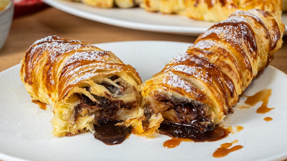 Ces bananes feuilletées au chocolat et au caramel dégoulinent de gourmandise pour le plus grand plaisir de nos papilles...