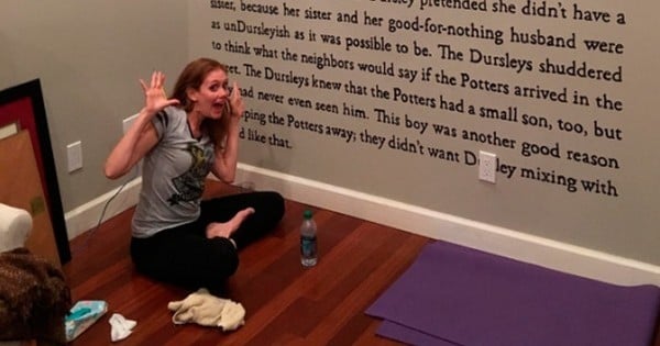 Elle peint la première page du premier Harry Potter sur son mur, le résultat est bluffant ! 