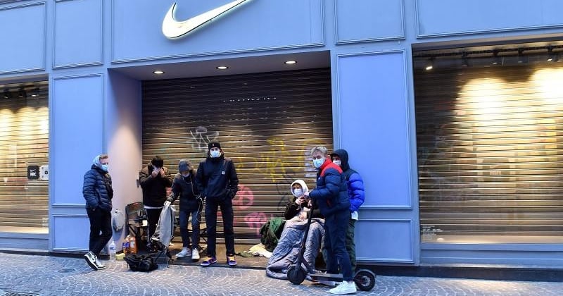 Lille : des jeunes bravent le couvre-feu pendant toute la nuit pour acheter une paire de Nike en édition limitée