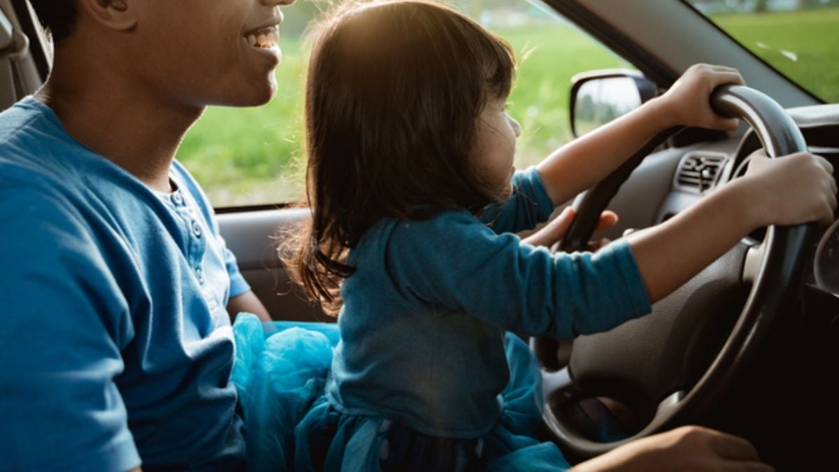 Ivre, il laisse sa fille de 6 ans conduire sa voiture et ce qui devait arriver... arriva