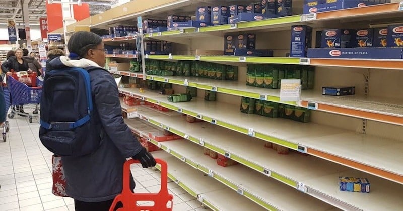 À cause du coronavirus en France, des magasins dévalisés par crainte de pénurie alimentaire	