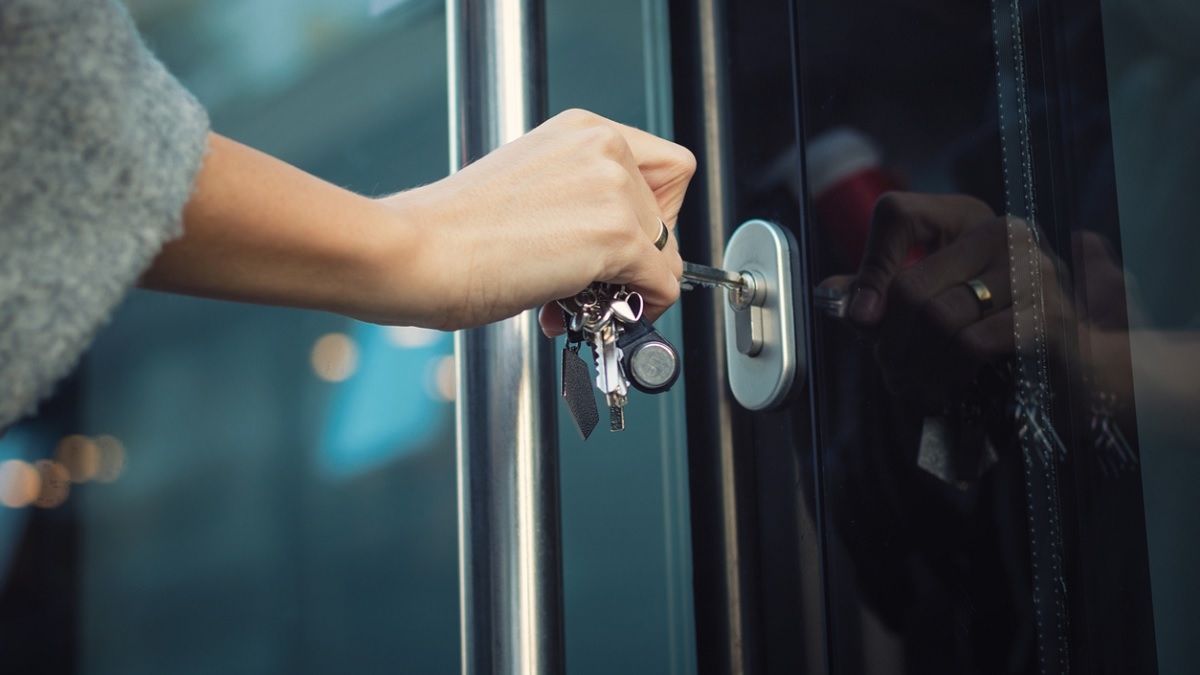 Sa propriétaire fait changer la serrure de son appartement à son insu, une locataire et son bébé se retrouvent à la rue