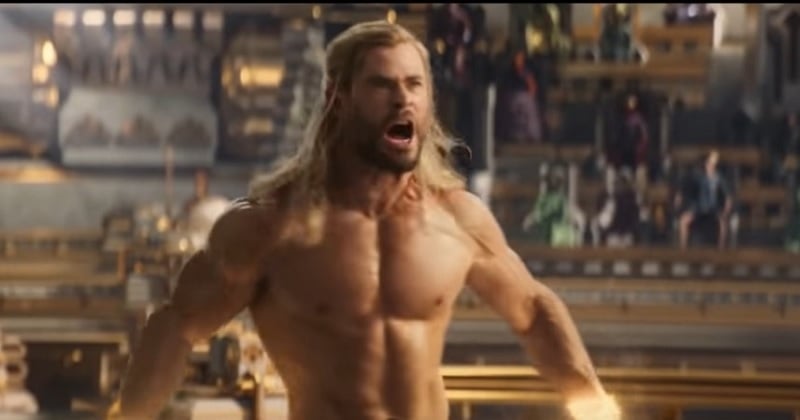 Chris Hemsworth nu et plus musclé que jamais dans la nouvelle bande-annonce de Thor : Love and Thunder