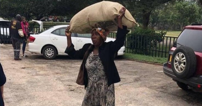 Zimbabwe : l'homme le plus riche du pays va offrir une maison à une femme de 71 ans venue en aide aux victimes du cyclone Idai