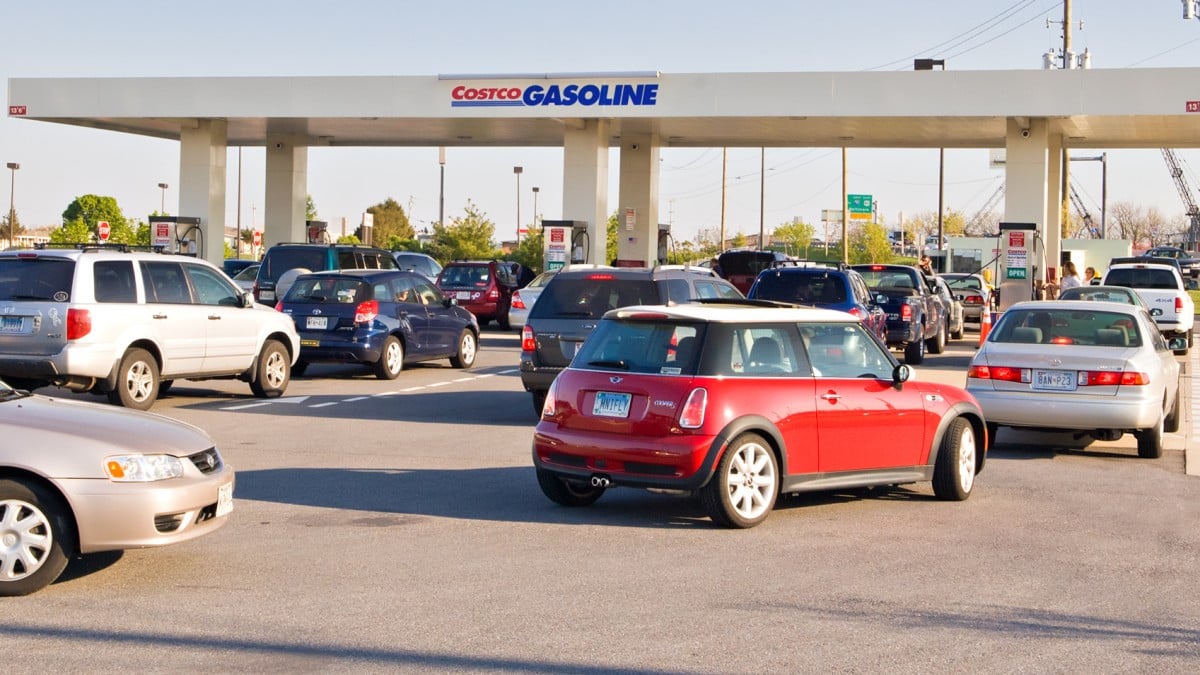 Les Français se ruent dans les stations-service : faut-il craindre une pénurie de carburant après les attaques en Iran ?