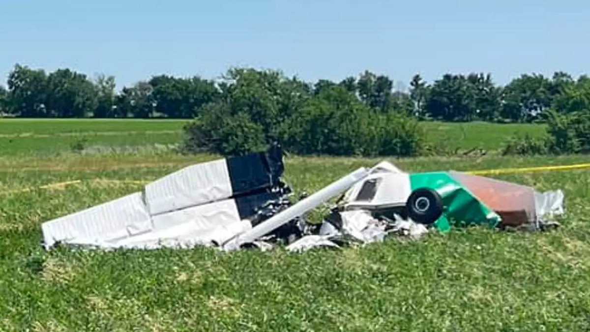 Son avion va s'écraser, le pilote attrape le seul parachute et s'éjecte en laissant les passagers à bord