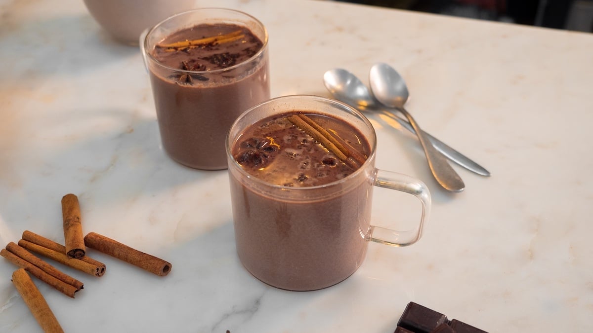 Alerte gourmandise ! Réchauffez-vous avec ce chocolat chaud ultime, la boisson réconfortante par excellence !