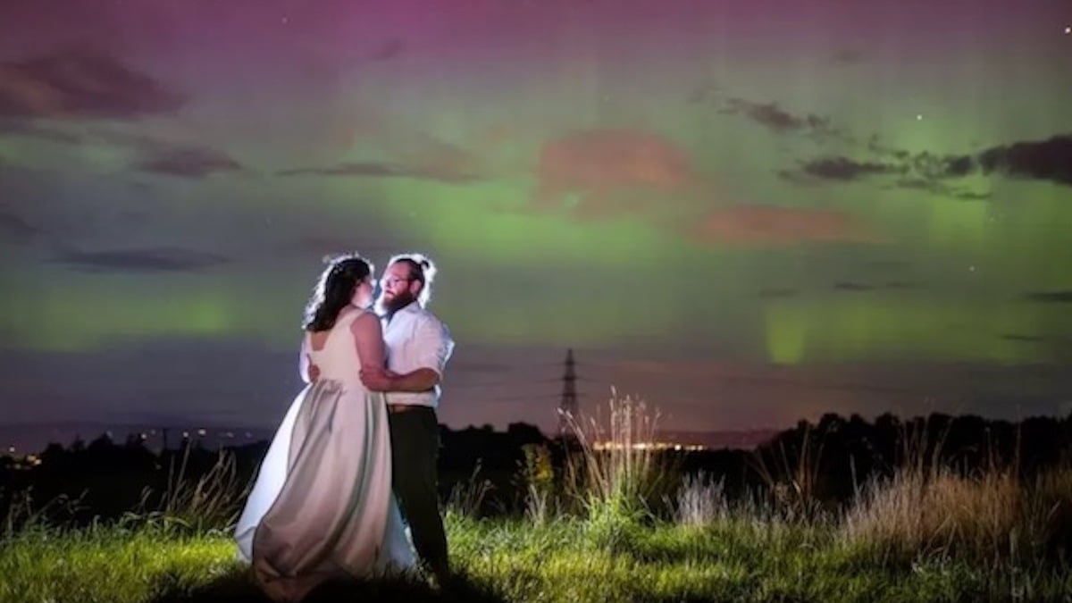 Ce couple a pris la pose devant une magnifique aurore boréale le jour de son mariage 