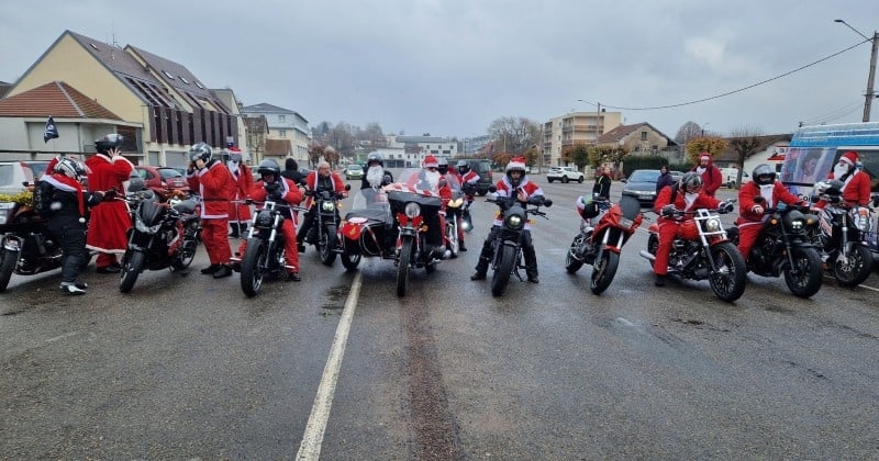 Partout en France, des milliers de motards se sont déguisés en Père Noël et ont offert des jouets aux enfants hospitalisés