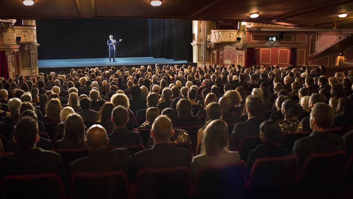 Un bébé de 8 mois contraint de payer une place à 48 euros pour assister à un spectacle, ses parents sont furieux