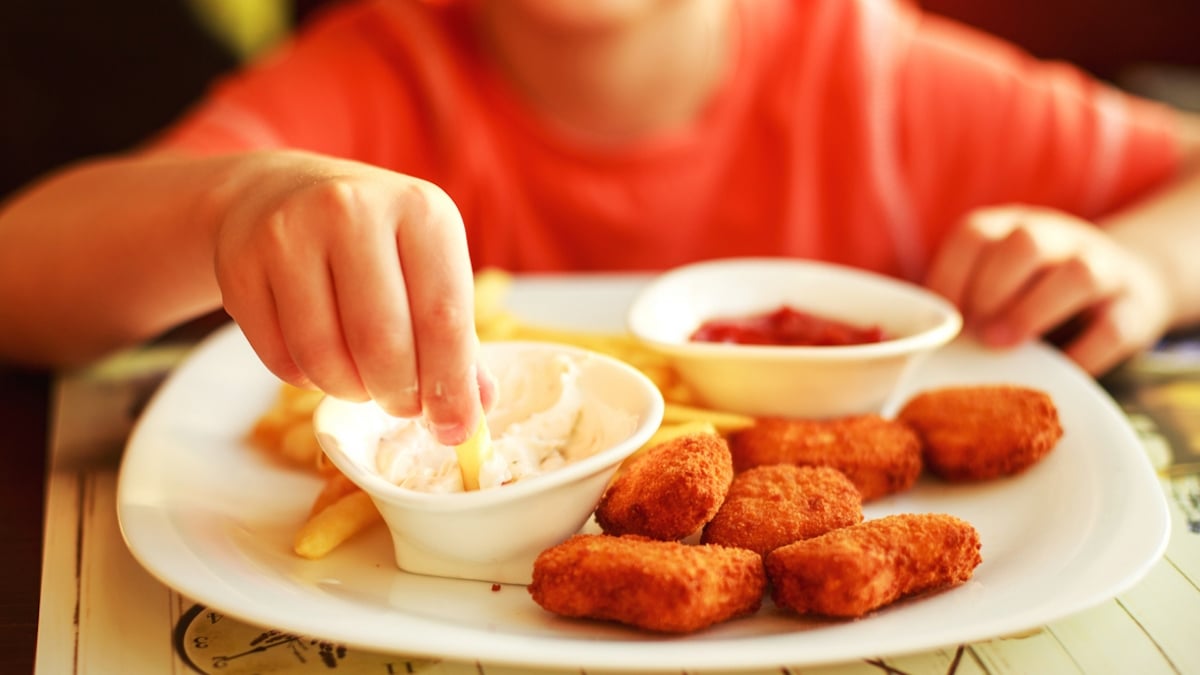 Une mère furieuse réclame de l'argent à sa baby-sitter car elle a fait manger des nuggets de poulet à ses enfants végétariens