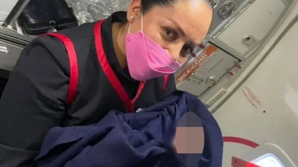 Elle accouche dans un avion en plein vol, la compagnie aérienne offre un cadeau étonnant au bébé