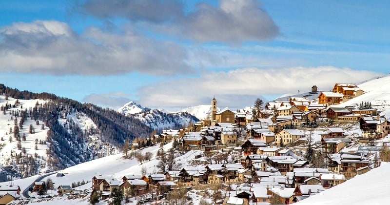 Grimpez à 2 042 mètres d'altitude pour découvrir Saint-Véran, le plus haut village d'Europe