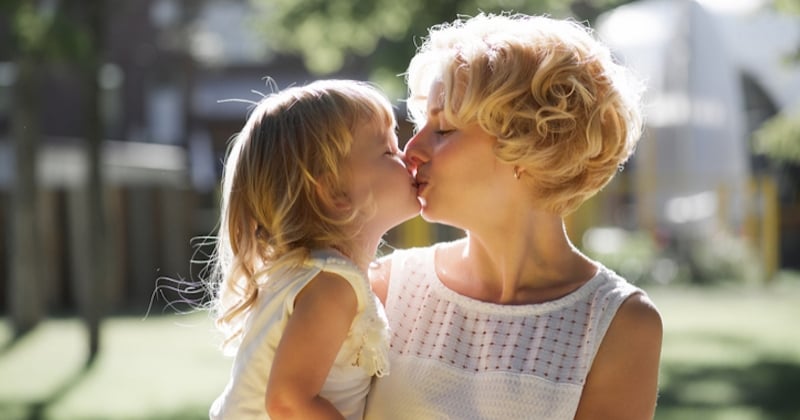 Voici pourquoi il ne faut pas embrasser ses enfants sur la bouche, selon une psychologue