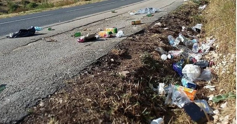 Près d'un tiers des Français jette ses déchets par la fenêtre de sa voiture... Au total,  70 000 tonnes d'ordures par an sont ramassés sur les bords des routes !