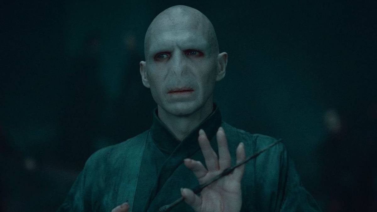 Ralph Fiennes a-t-il dévoilé par erreur l'interprète de Voldemort dans la série Harry Potter ? Les fans sont conquis